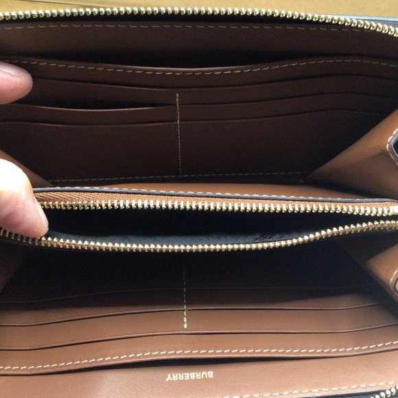 BURBERRY HORSEFERRY, NWT, FULL ZIP WALLET, NO FLAWS - Picture 15 of 16